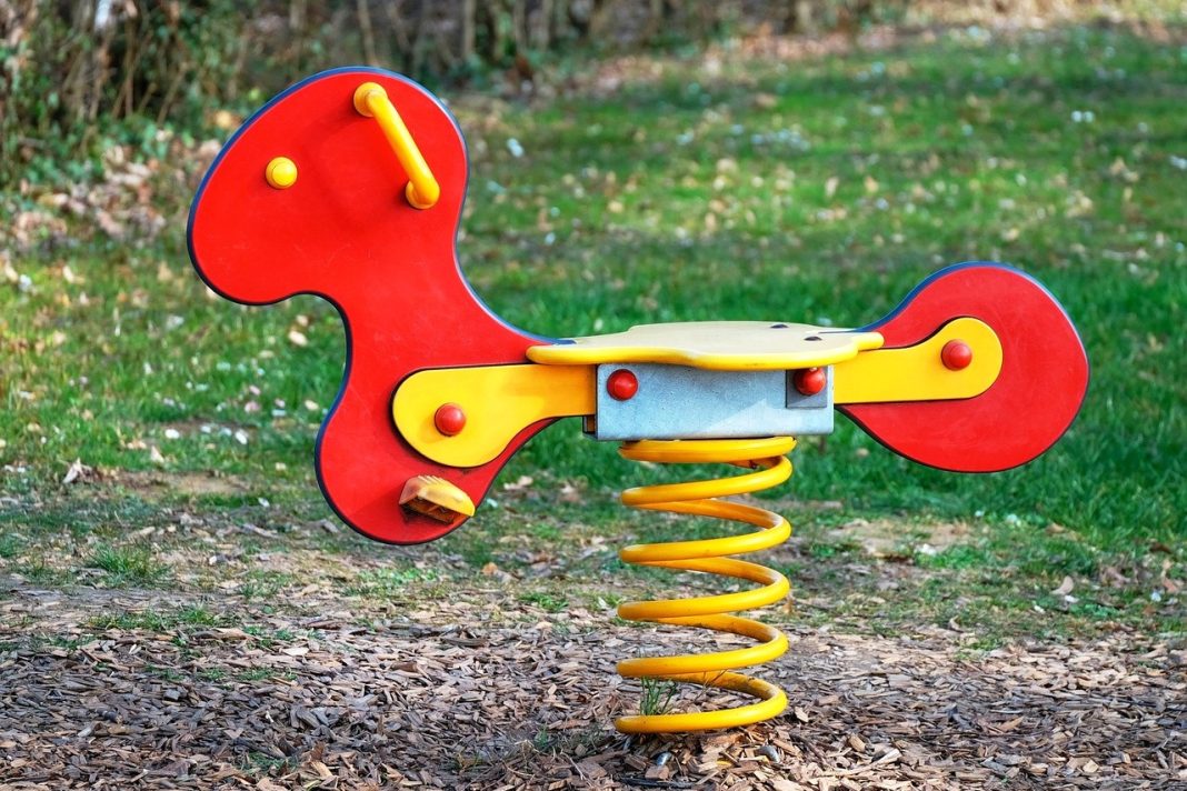 ljuljačka dječje igralište sprave konjić