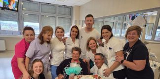 Pacijentici Dragici u Centru za dijalizu u Zaboku medicinsko osoblje pripremilo iznenađenje za 90. rođendan